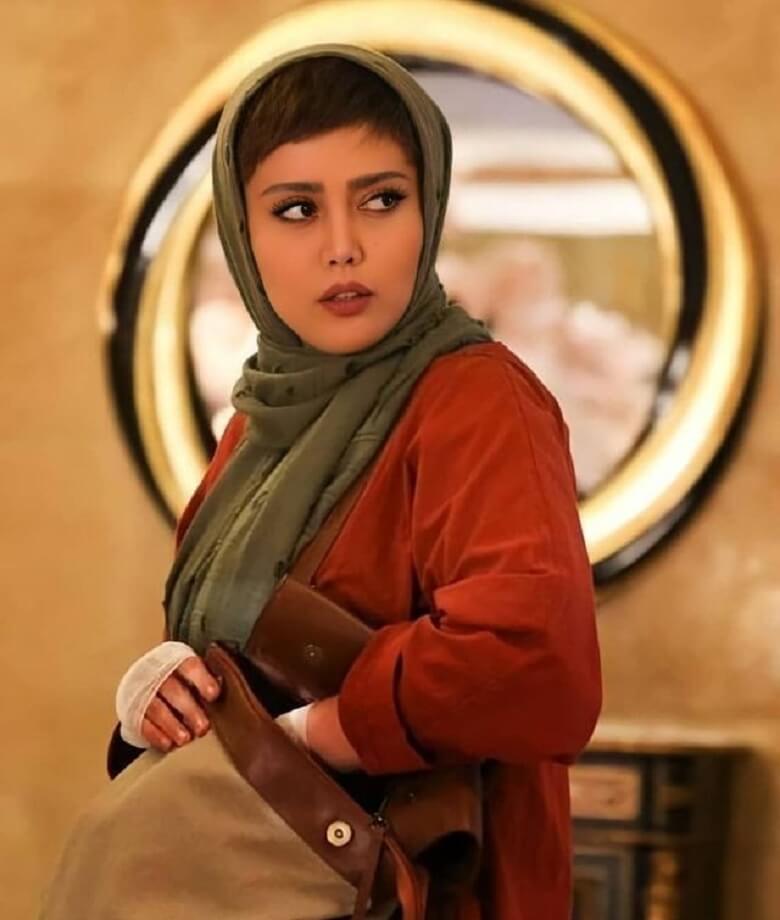 شادی مختاری با دستان باند پیچی شده و چهره‌ای گرفته عکس گرفت.