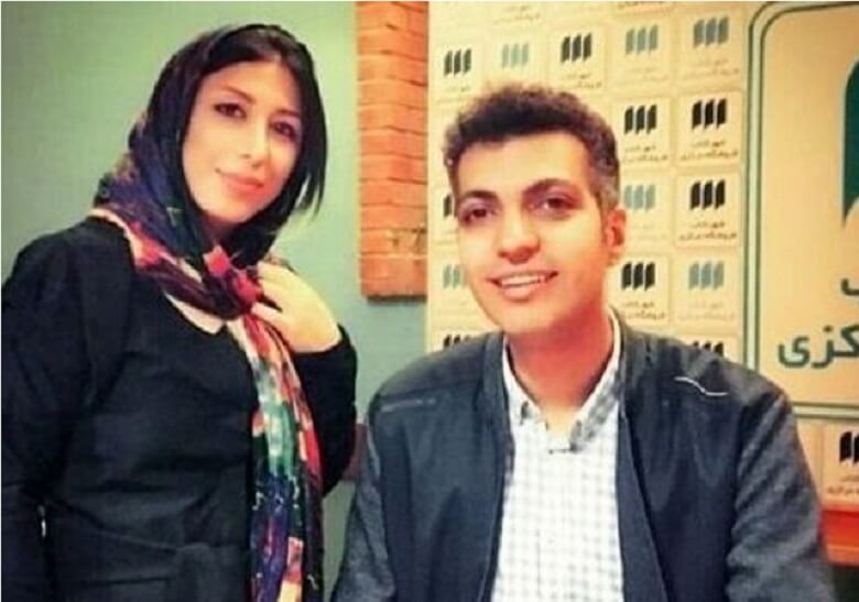 عادل فردوسی‌پور با هوادار خانم جوان عکس صمیمی گرفت.