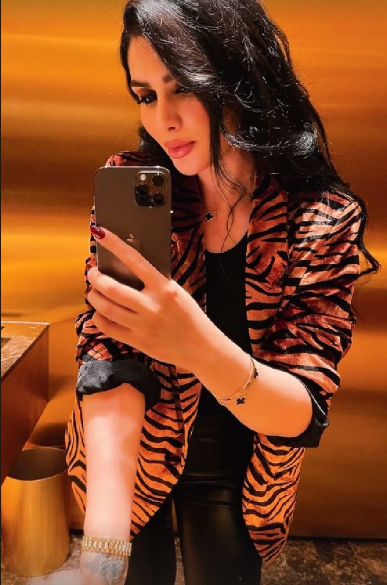 دنیا جهانبخت با پالتوی پلنگی‌اش عکس گرفت.