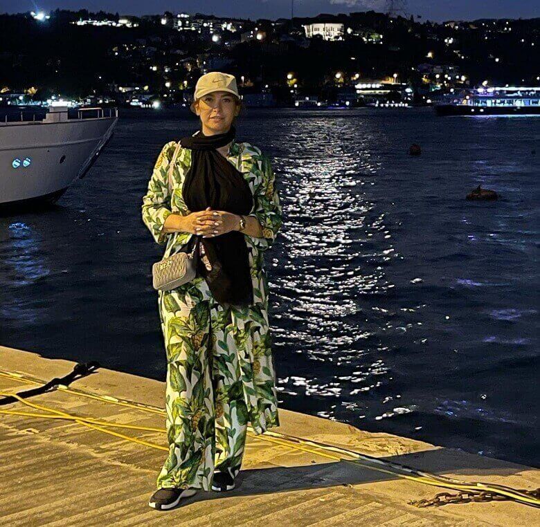 فریبا نادری با لباس هاوایی کنار دریا دیده شد.