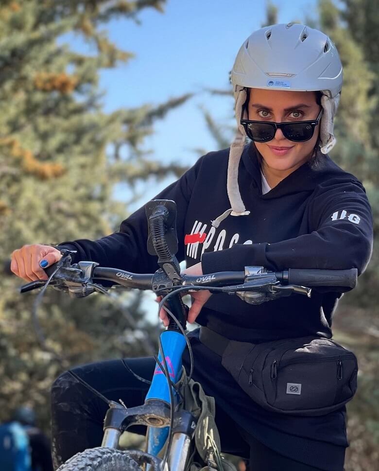 الناز شاکردوست با استایل تین اجری دوچرخه سواری کرد.