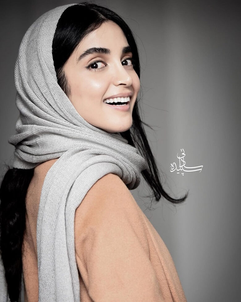 الهه حصاری جذابیت منحصر به فرد دارد.