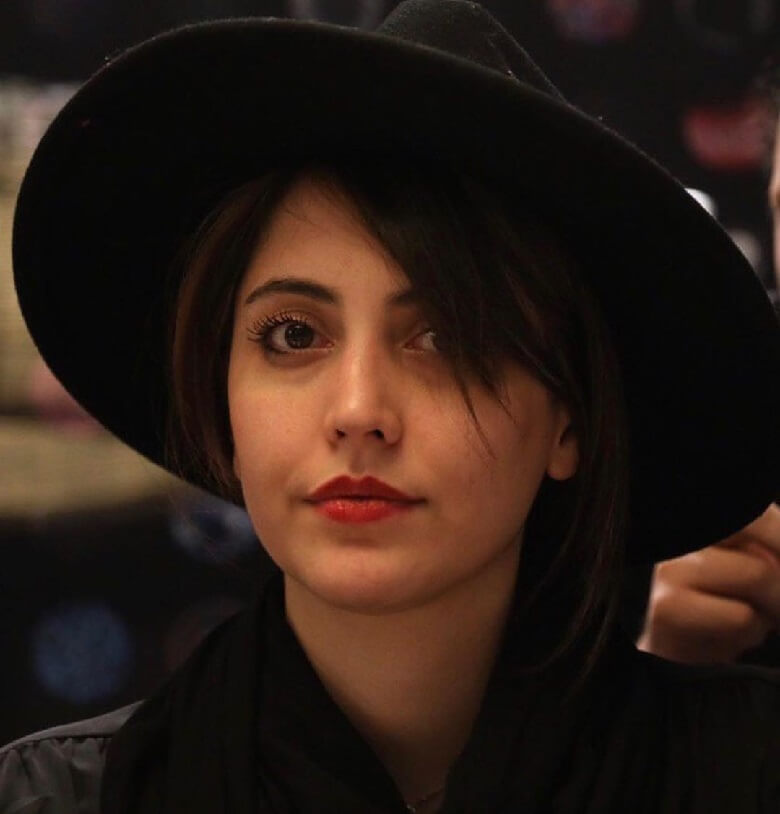 شبنم قربانی با کلاه شاپو ژست گرفت.