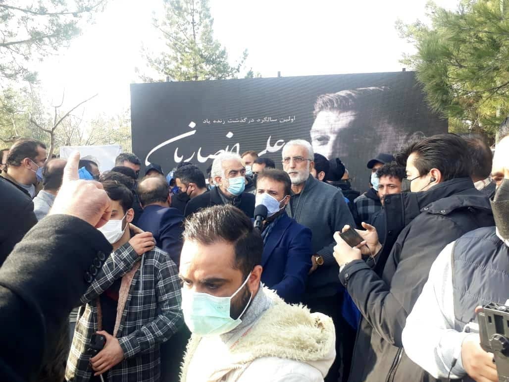 اولین سالگرد علی انصاریان بازیکن سابق تیم پرسپولیس با حضور جمعی از هنرمندان و بازیکنان برگزار شد.