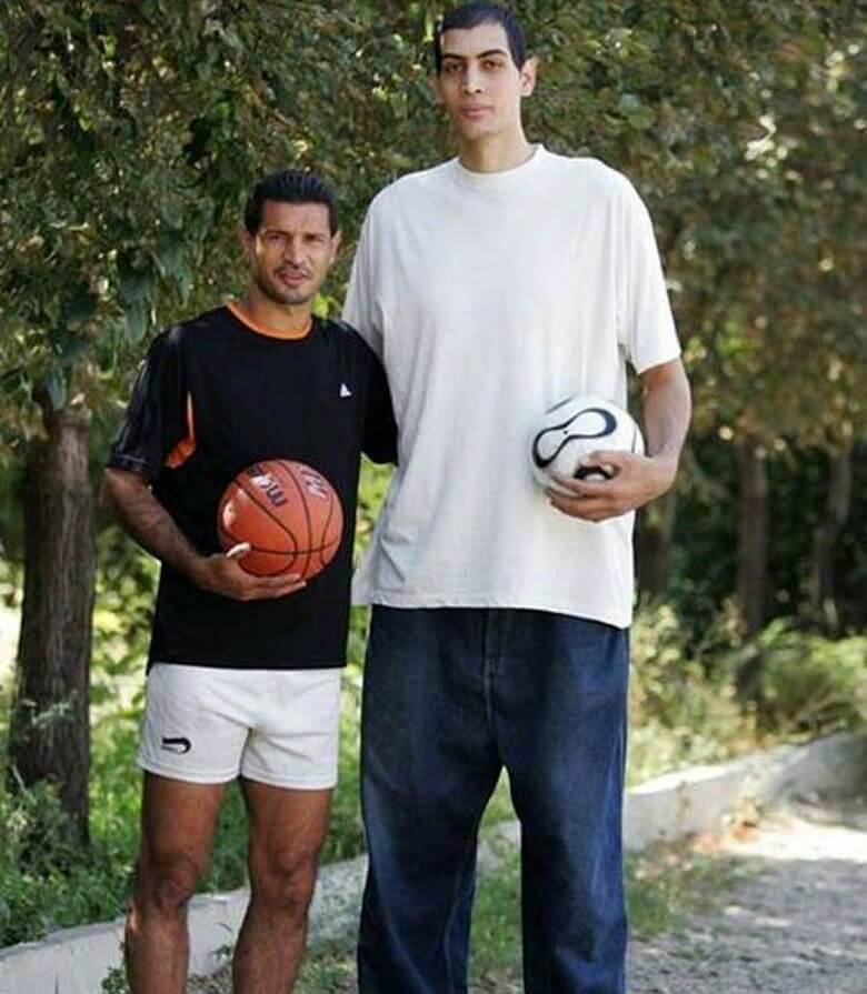 علی دایی در کنار بلندترین مرد ایران عکس گرفت.