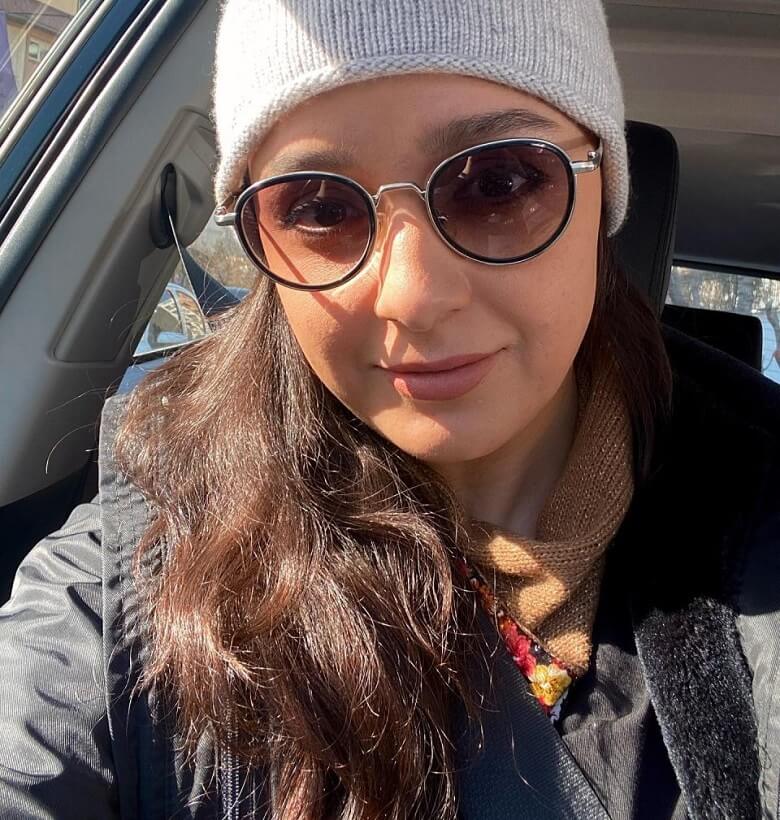 ترانه علیدوستی با حجب نیم بند در خیابان دیده شد.