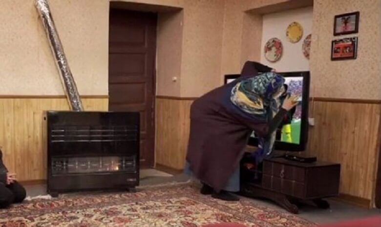 فهیمه بهتاش را می‌بوسد.