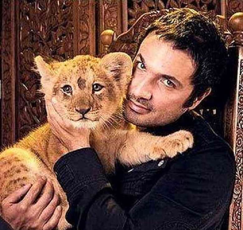 محمدرضا فروتن با حیوان خطرناکش عکس گرفته است.