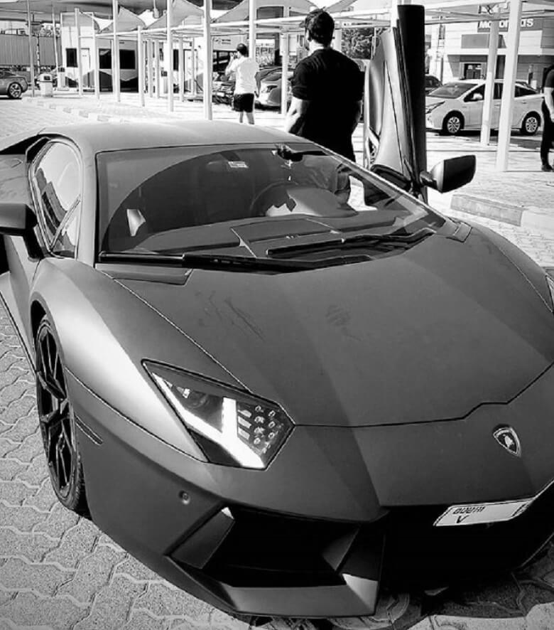 گلزار ماشین چند ده میلیاردی‌اش را به رخ کشیده است.