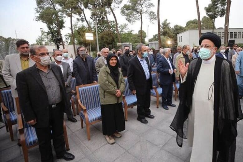 هنرمندان در مراسم افطاری رییس جمهور حضور داشتند.