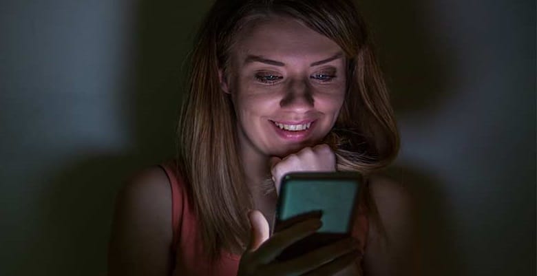 زنی رابطه نامشروع دارد.