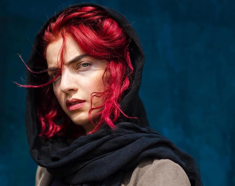 آیدا ماهیانی موهای زردش را قرمز کرده است.