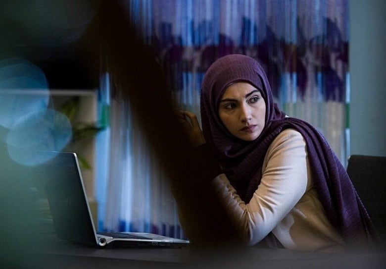 نجلا با محیا دهقانی سقوط نکرده است.