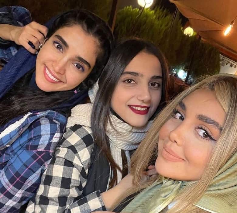 الهه حصاری و خواهرانش عکس گرفتند.