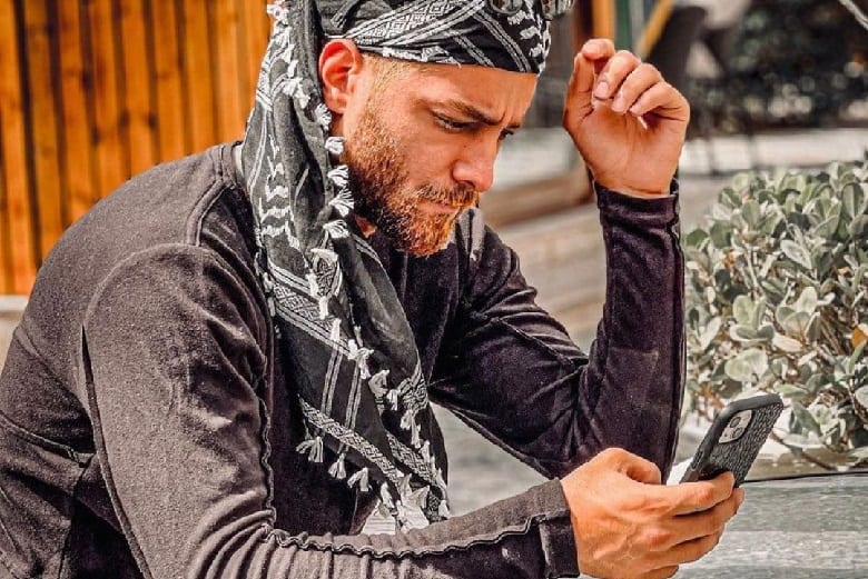 امیر مقاره با چفیه و سربند عربی دیده شده است.