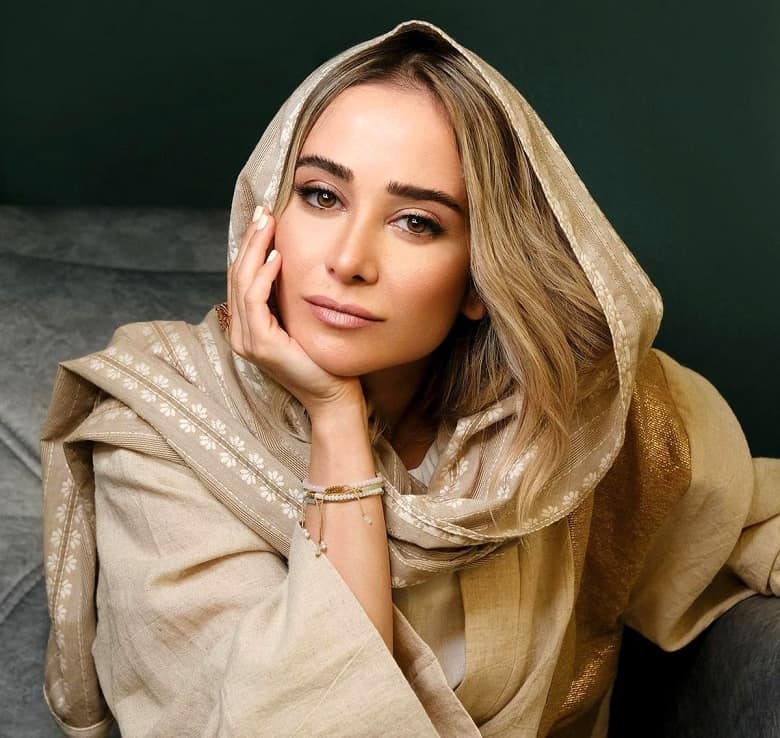 الناز حبیبی چهره‌اش را به تیغ جراحی سپرده است.