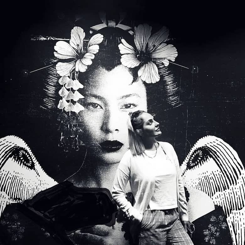 مهناز افشار تیپ فشنی و خاص زده است.