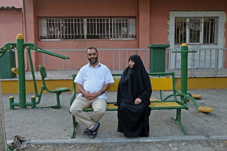 روزگار پسری که در سطل آشغال پیدا شد عجیب است.