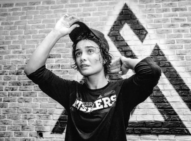 جواب تینا آخوندتبار گفت بچه مایه دار نیست.