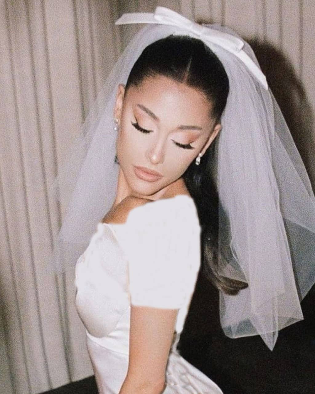 آریانا گرانده لباس عروس سفارشی به قیمت ۱۵۰ هزار دلار کار دست ورا ونگ، طراح مشهور چینی، به تن کرد