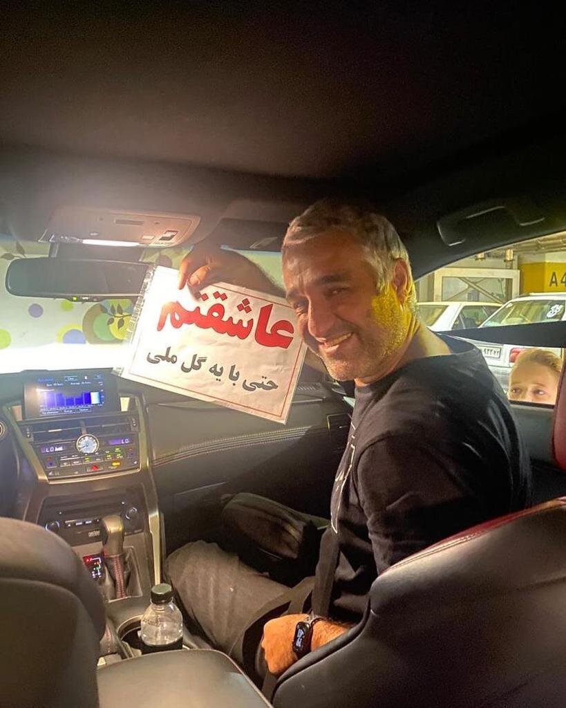 هدیه جالب اصفهانیها به پژمان جمشیدی در اکران علفزار هدیه جالب اصفهانیها به پژمان جمشیدی در اکران علفزار