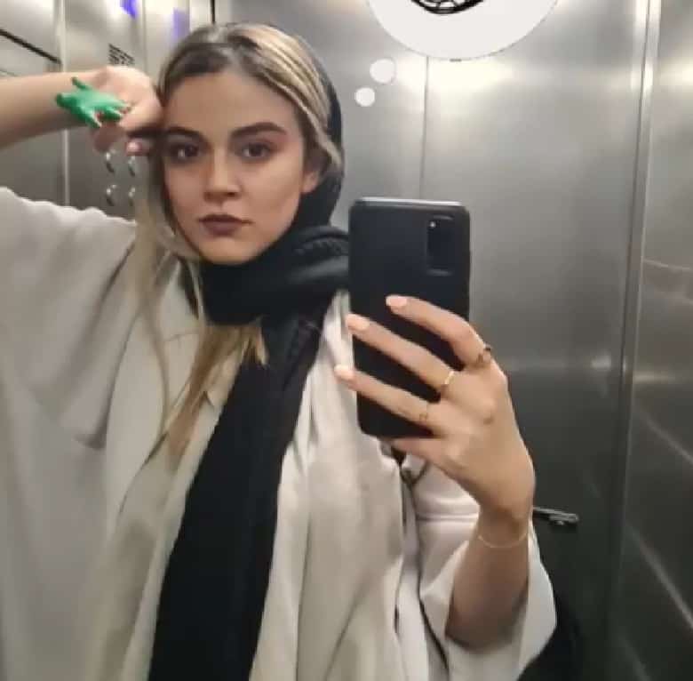 ماهور الوند به سبک دنیا مدنی عکس گرفته است.