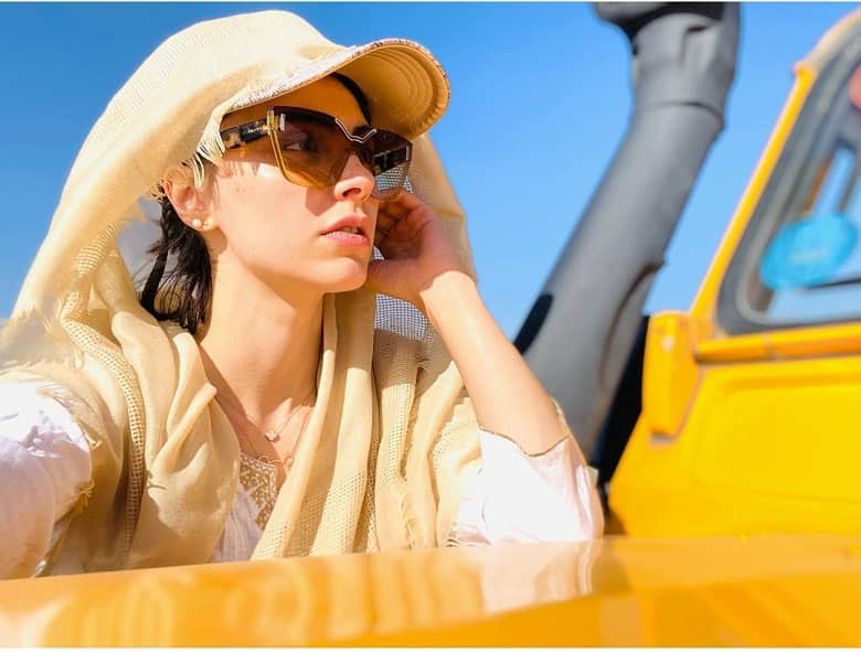 تیپ صحرانوردی لاله مرزبان با خودروی آفرود.