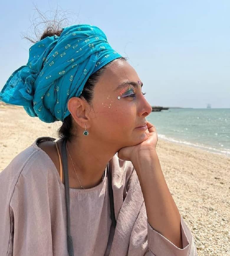 آزاده صمدی کنار دریا تیپ ساحلی زده است.