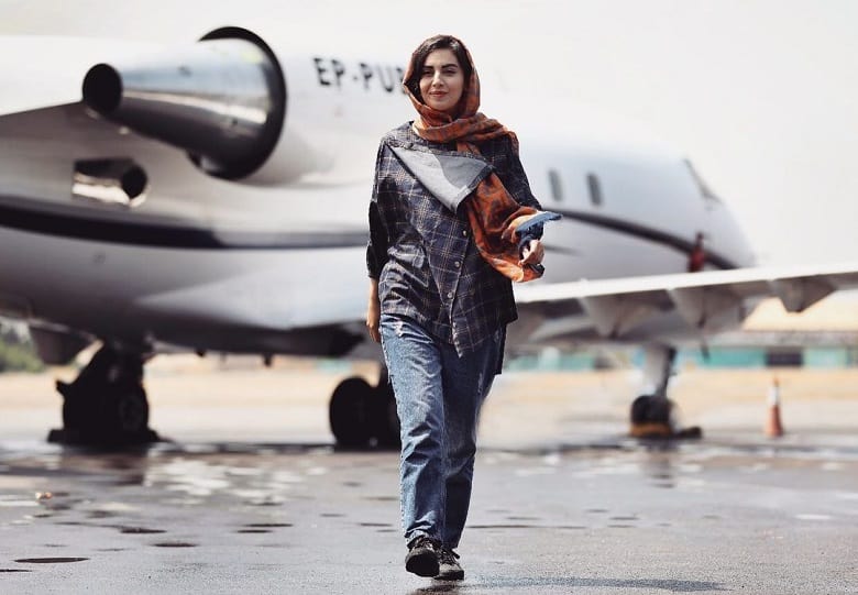 مهشید جوادی در کنار یک جت شخصی عکس گرفته است.