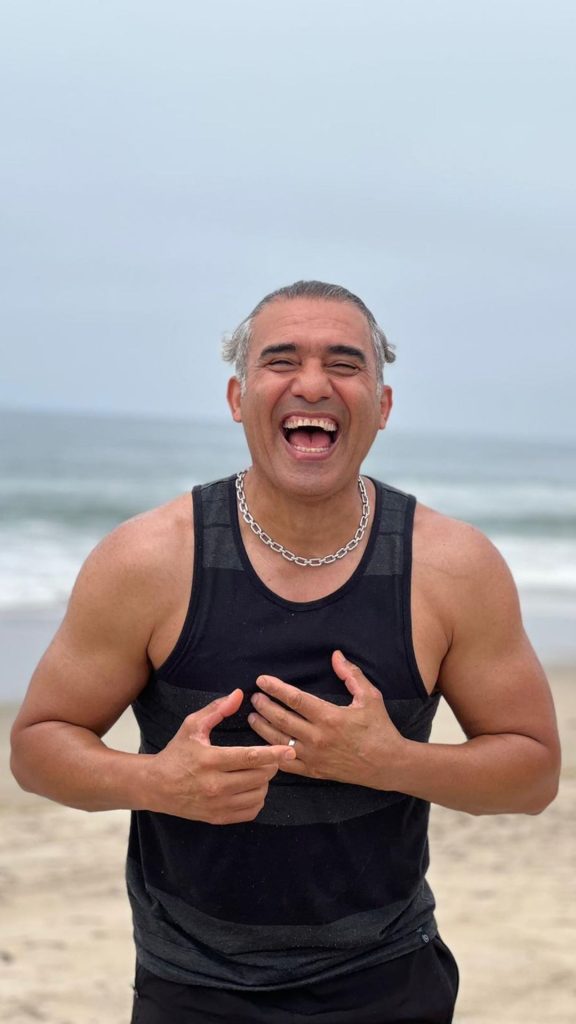 گردنبد عجیب احمدرضا عابدزاده کنار دریا سوژه کاربران شد