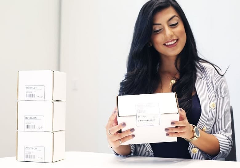 نیکی بلا پس از ازدواج جان سینا با شی شریعت زاده ایرانی افسردگی شدید گرفته است.