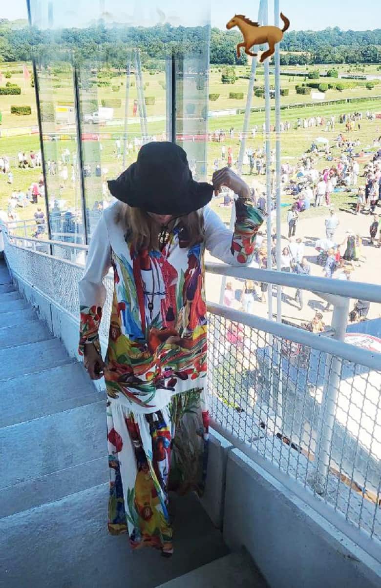 مهناز افشار در یک کارناوال تیپ کاگرلی زده بود.