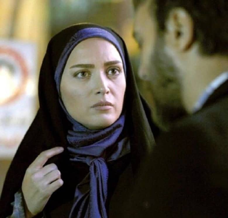 بهنوش طباطبایی چادر سر کرده است.