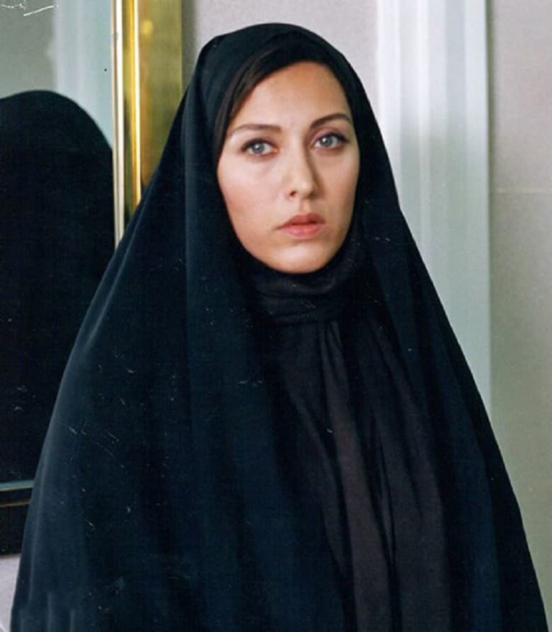 مهتاب کرامتی چادر سر کرده است.