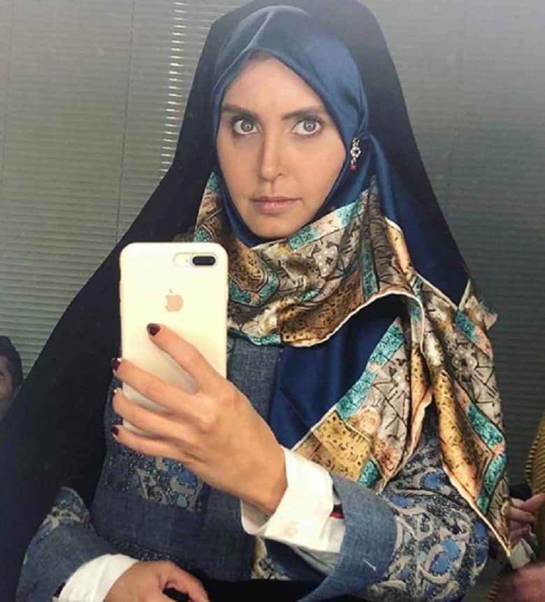 الناز شاکردوست چادر سر کرده است.