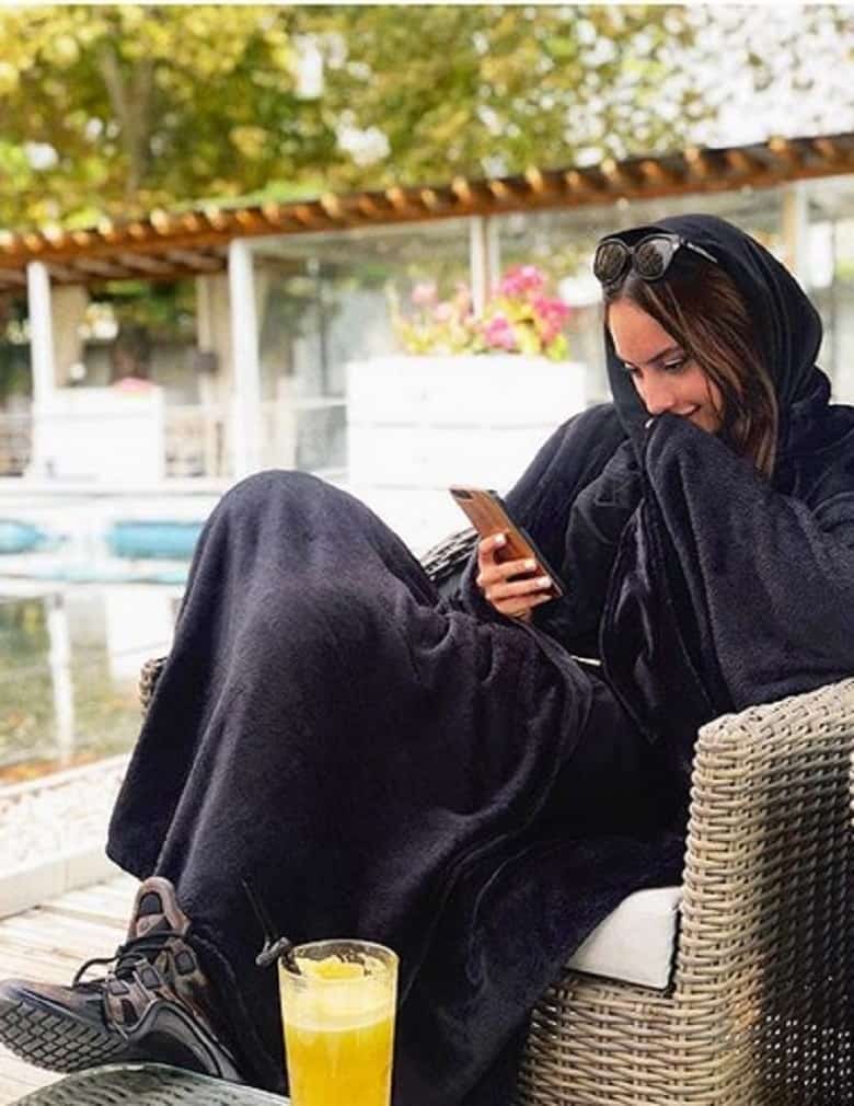 ترلان پروانه در ویلا و کنار استخر تیپ تابستانی زده است.