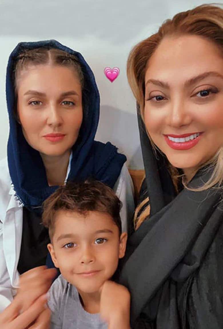 گلوریا هاردی در کنار مریم سلطانی گرانترین آرایشگر تهران عکس گرفته است.