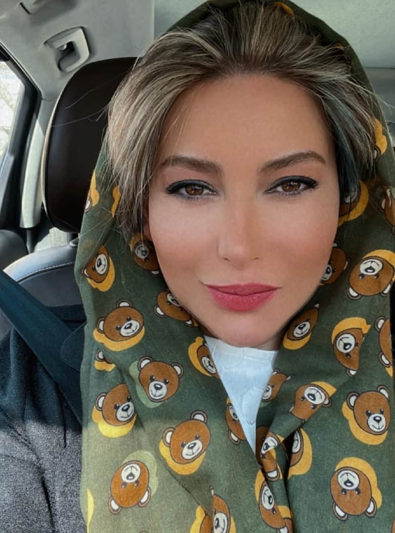 فریبا نادری با تیپ بچگانه دیده شده است.