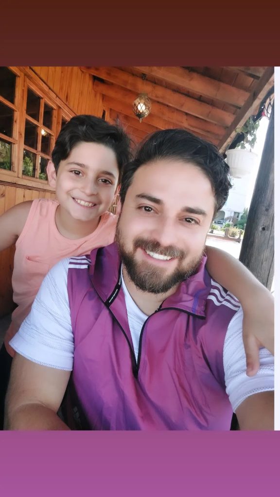 شباهت عجیب خواننده مشهور و پسرش خبرساز شد!