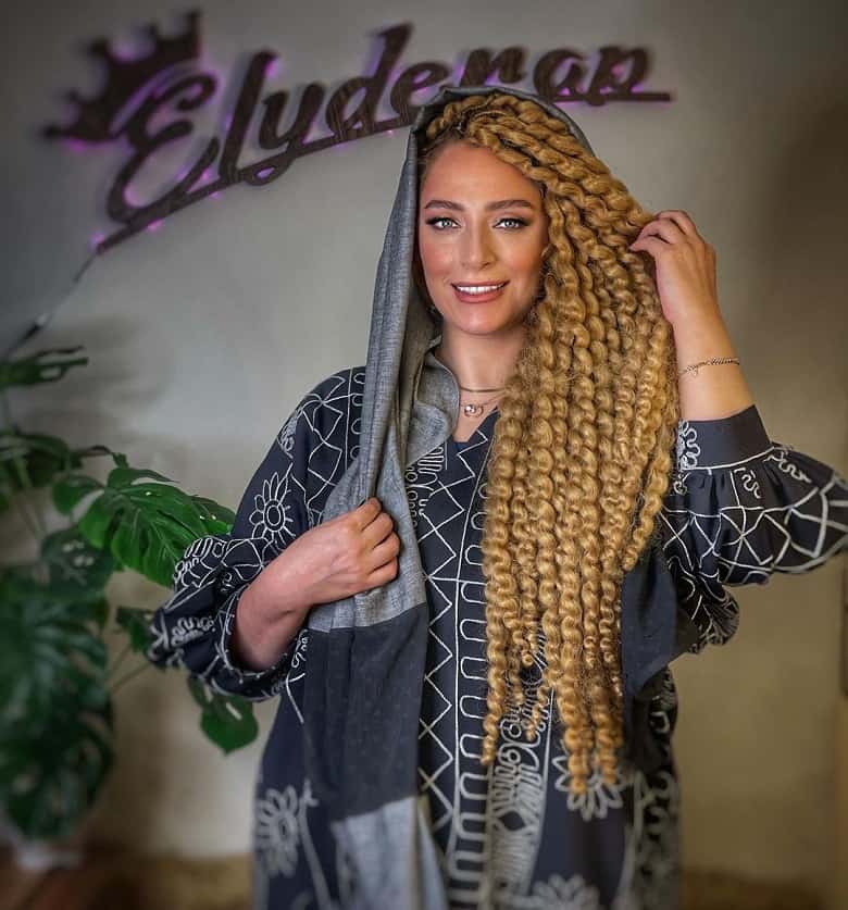 نگین معتضدی و همسر کارگردانش موهای فر عجیب و بافته‌ای دارد.