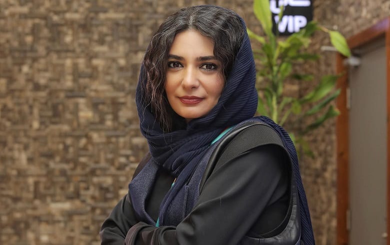 بر چهره لیندا کیانی گرد پیری نشسته است.