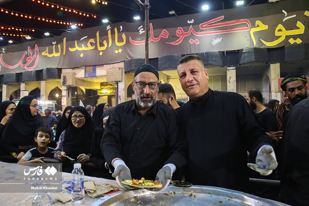 تصاویر/ استقبال عراقی ها از زائران ایرانی با یک غذای عجیب!