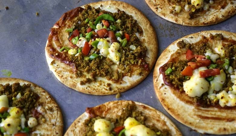 پذیرایی از زائران اربعین با پیتزا