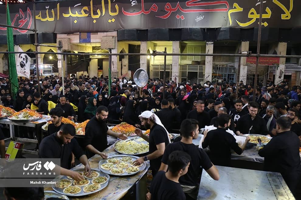 تصاویر/ استقبال عراقی ها از زائران ایرانی با یک غذای عجیب!