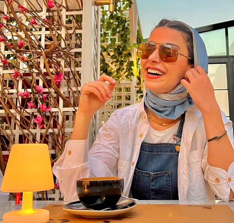 لاله مرزبان در کافه با لباسی ساده حال خوبی دارد.
