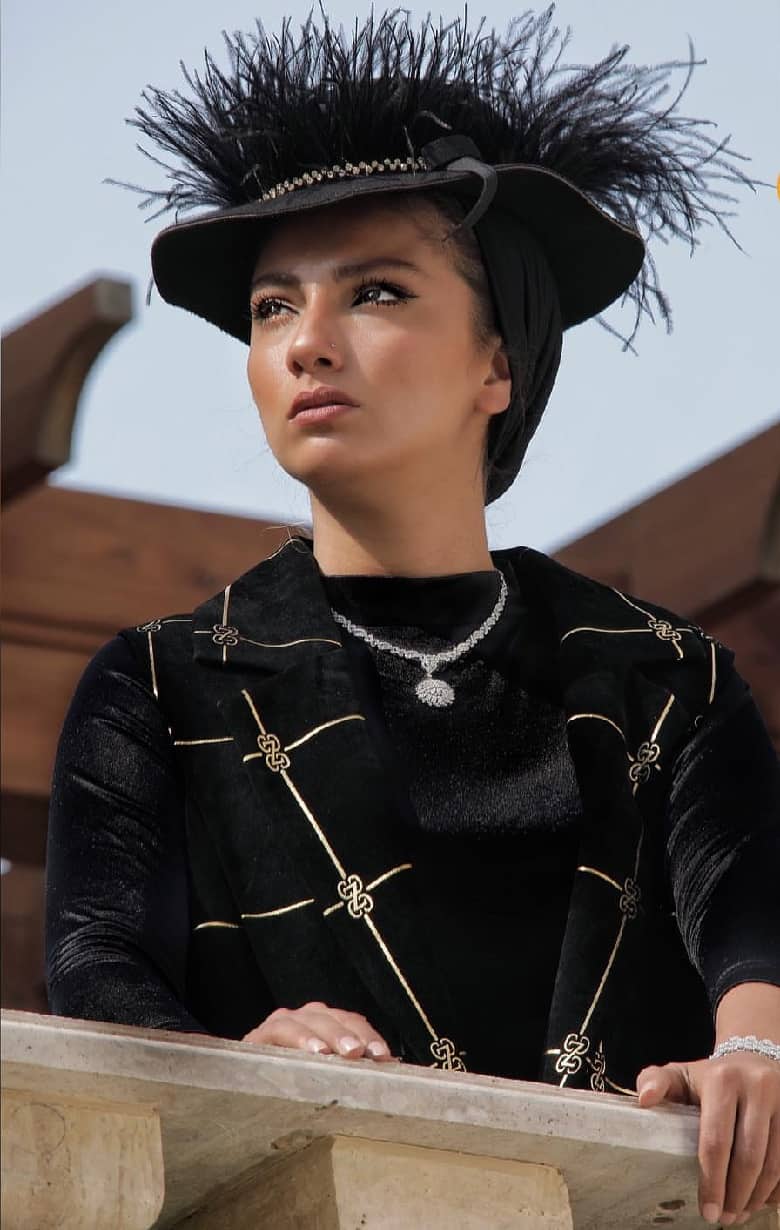 محیا دهقانی تیپ عجیب و تیغ تیغی زده است.