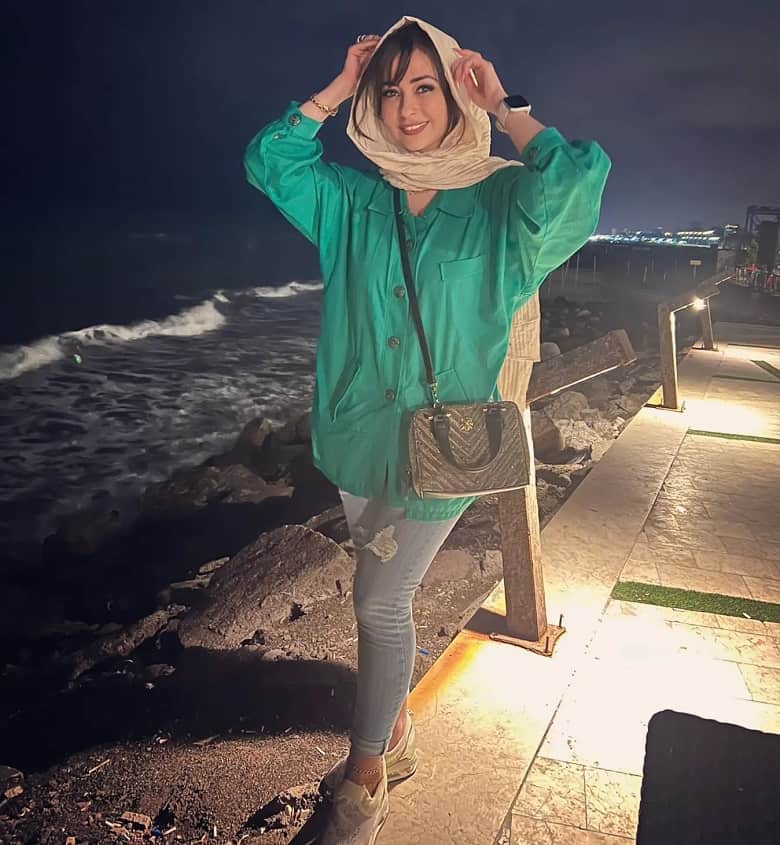 نفیسه روشن کنار دریا تیپ نوجوانانه زده است.