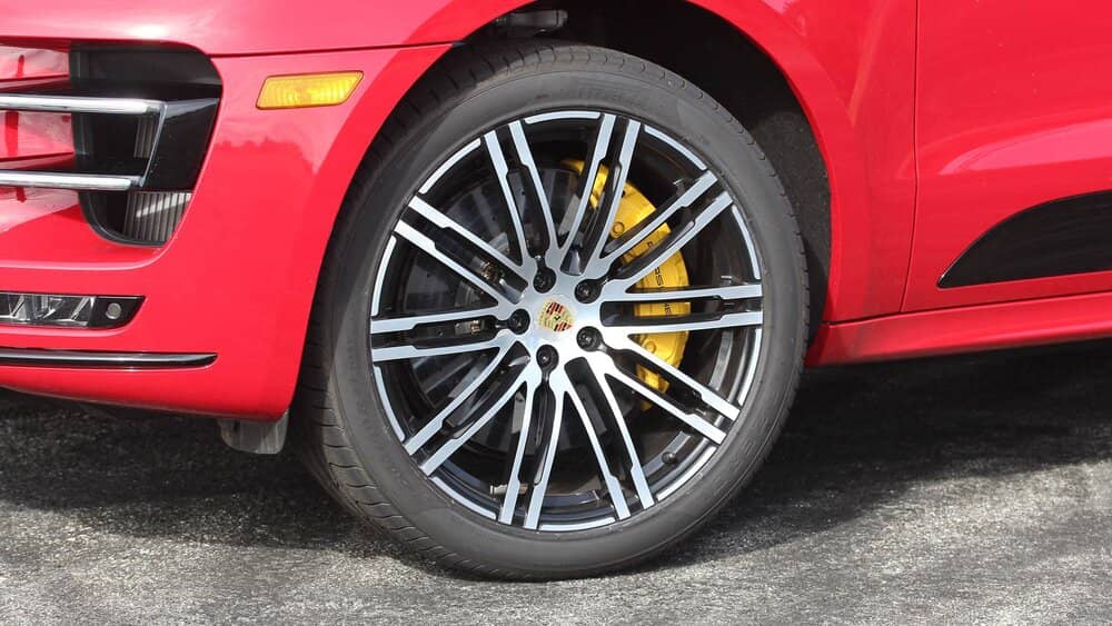 چوب حراج به گران ترین خودروی توقیف شده در گمرک /عکس