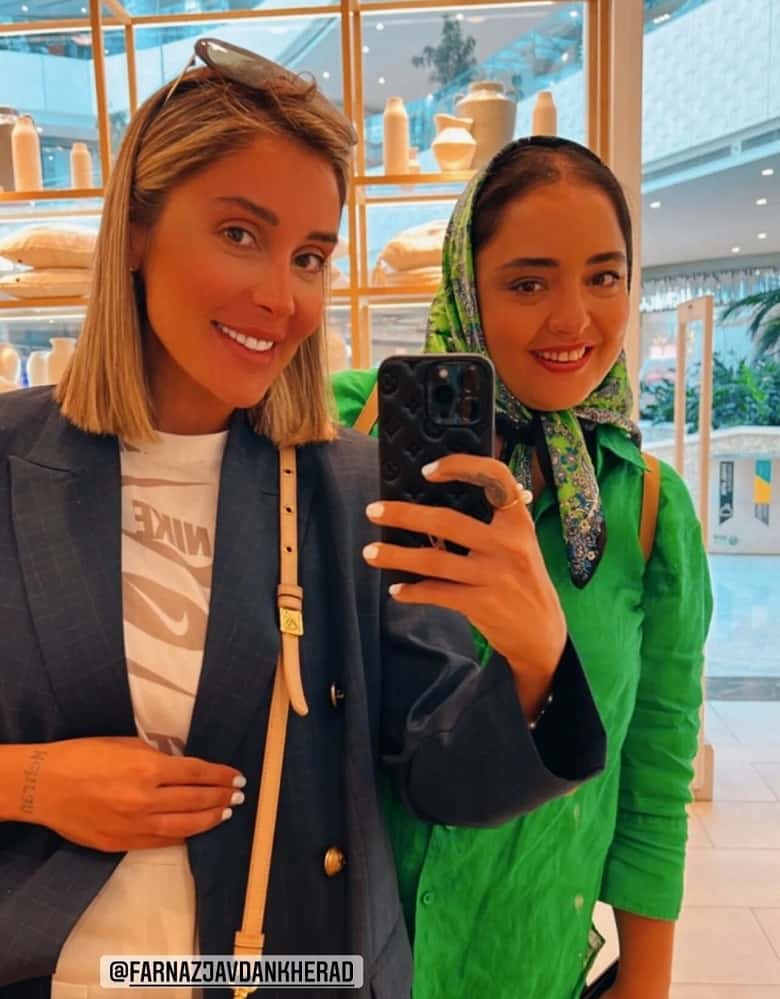 نرگس محمدی در کنار دوست بی‌حجابش عکس گرفته است.