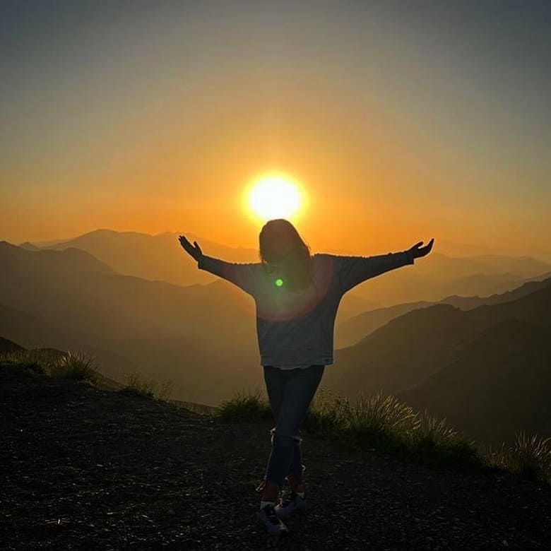 آنا نعمتی با خواهر بی‌حجابش کوهنوردی کرده است.